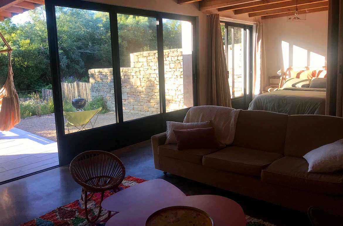 location-bretagne-salon-chambre-jardin-m Gîte meublé plage à pied océan Finistère sud Saint-Tuge.com